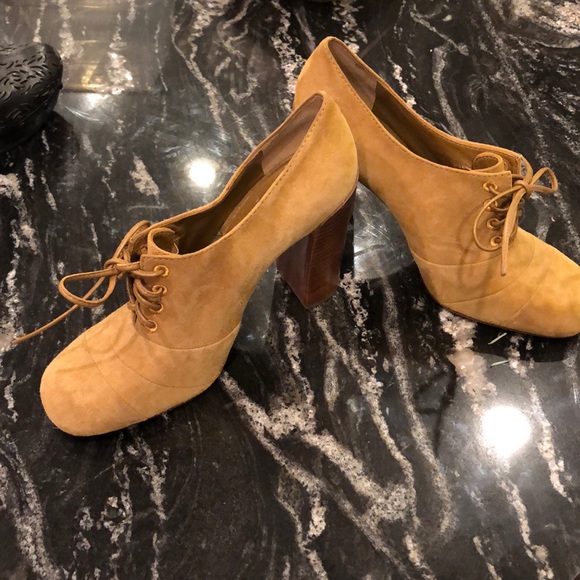 Shoes with leather shoe strings - Picture 2 of 4